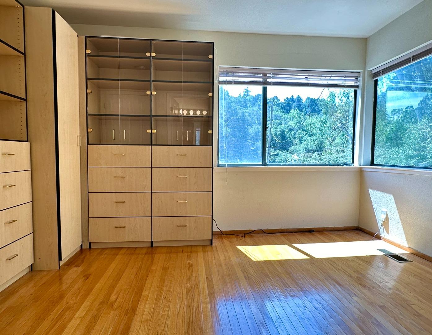 Detail Gallery Image 8 of 15 For 3038 Canyon Rd, Burlingame,  CA 94010 - 2 Beds | 1/1 Baths