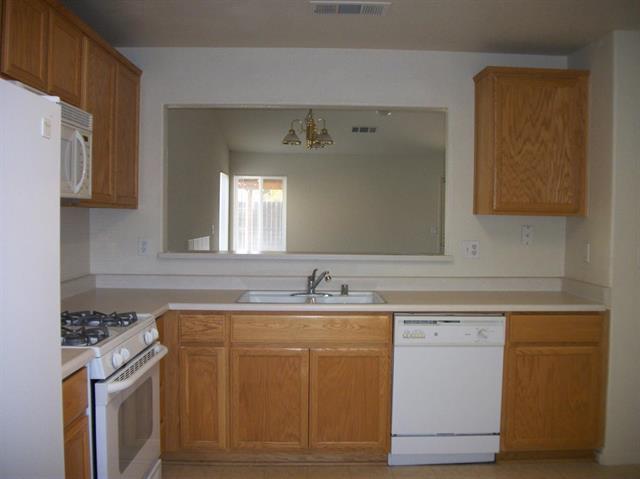 Detail Gallery Image 3 of 14 For 642 Kensington Cir, Los Banos,  CA 93635 - 3 Beds | 2 Baths