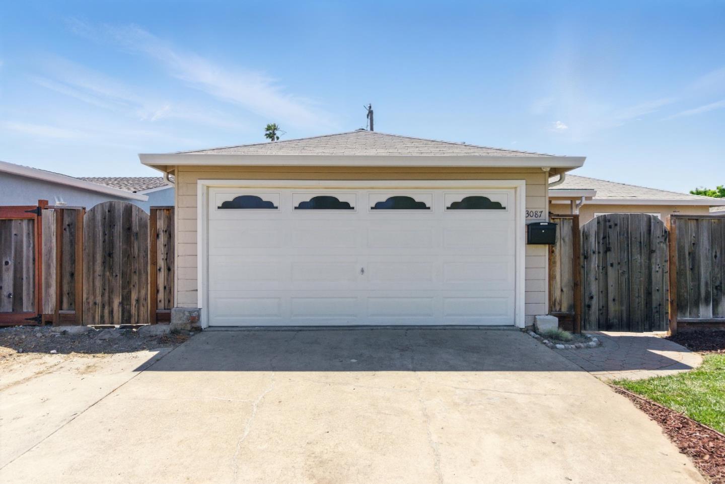 Detail Gallery Image 4 of 41 For 3087 Franela Dr, San Jose,  CA 95124 - 3 Beds | 2 Baths