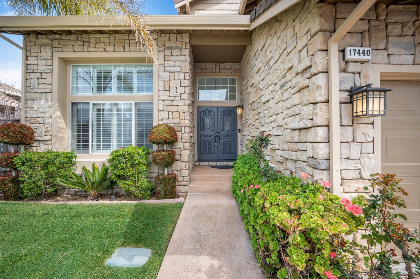 Detail Gallery Image 3 of 39 For 17440 Calle Mazatan, Morgan Hill,  CA 95037 - 4 Beds | 2 Baths