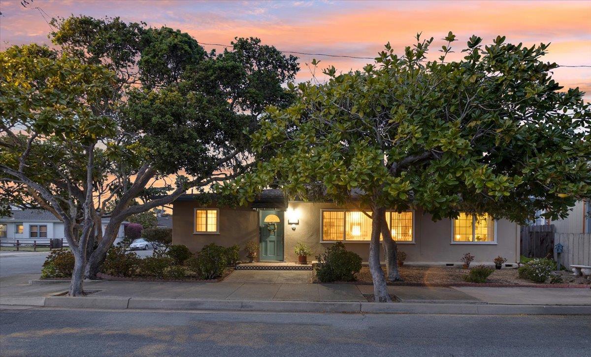 Detail Gallery Image 11 of 39 For 728 Spruce Ave, Pacific Grove,  CA 93950 - 3 Beds | 2 Baths