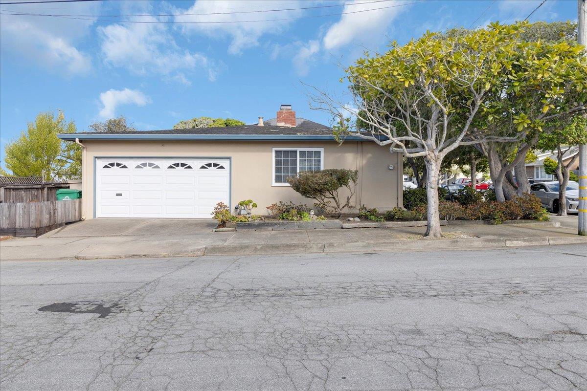 Detail Gallery Image 3 of 39 For 728 Spruce Ave, Pacific Grove,  CA 93950 - 3 Beds | 2 Baths