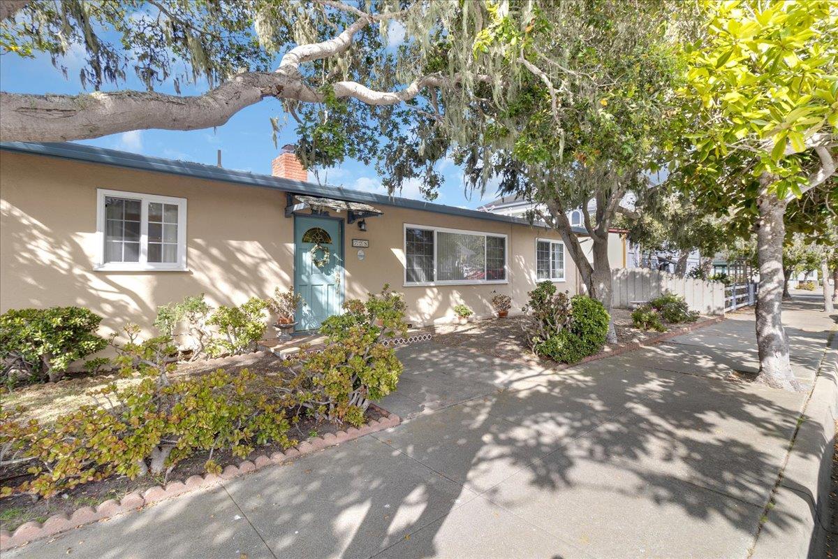 Detail Gallery Image 5 of 39 For 728 Spruce Ave, Pacific Grove,  CA 93950 - 3 Beds | 2 Baths