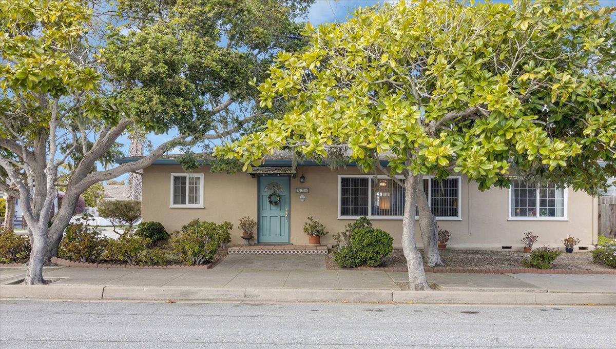 Detail Gallery Image 6 of 39 For 728 Spruce Ave, Pacific Grove,  CA 93950 - 3 Beds | 2 Baths