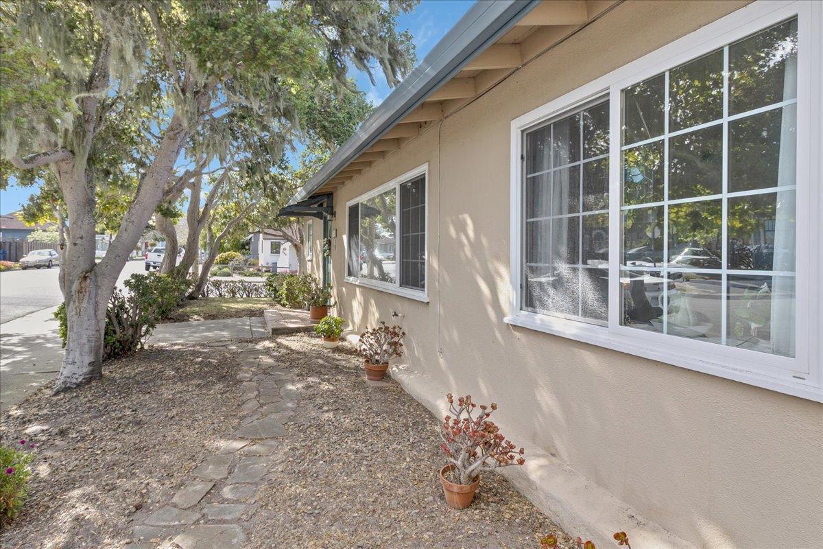 Detail Gallery Image 7 of 39 For 728 Spruce Ave, Pacific Grove,  CA 93950 - 3 Beds | 2 Baths