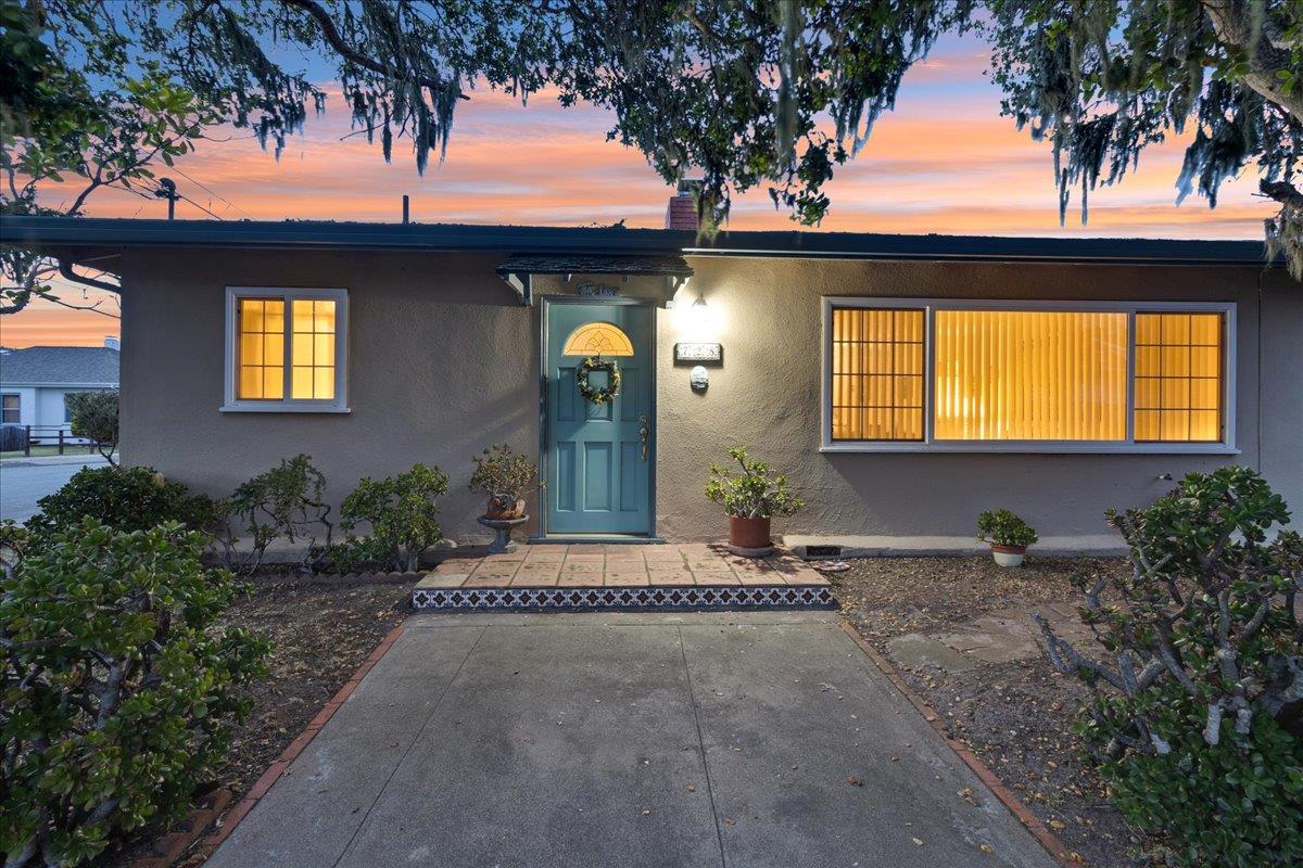 Detail Gallery Image 9 of 39 For 728 Spruce Ave, Pacific Grove,  CA 93950 - 3 Beds | 2 Baths