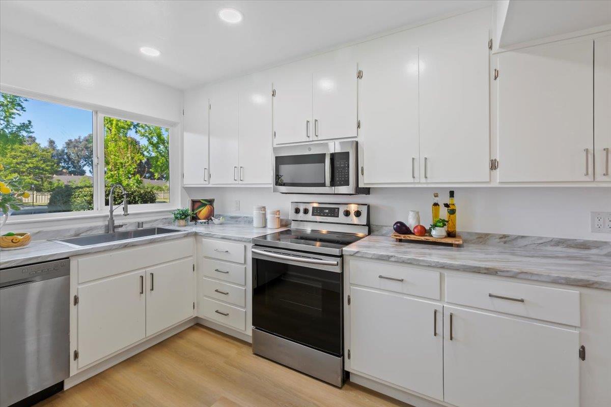 Detail Gallery Image 4 of 42 For 7070 Rainbow Dr #8,  San Jose,  CA 95129 - 2 Beds | 1/1 Baths