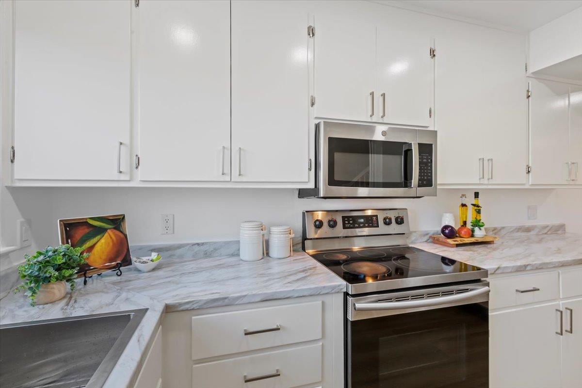 Detail Gallery Image 5 of 42 For 7070 Rainbow Dr #8,  San Jose,  CA 95129 - 2 Beds | 1/1 Baths