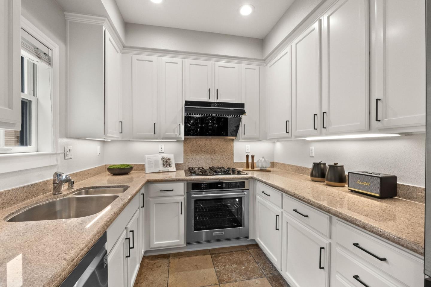 Detail Gallery Image 8 of 48 For 32 Loma Vista Ln, Belmont,  CA 94002 - 3 Beds | 2/1 Baths