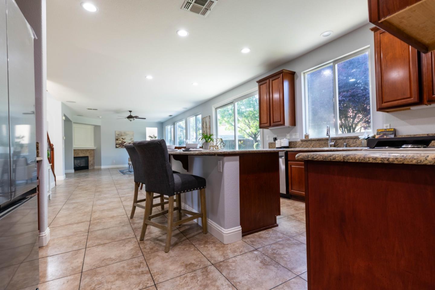 Detail Gallery Image 10 of 55 For 491 Danbury Pl, Lathrop,  CA 95330 - 5 Beds | 3 Baths