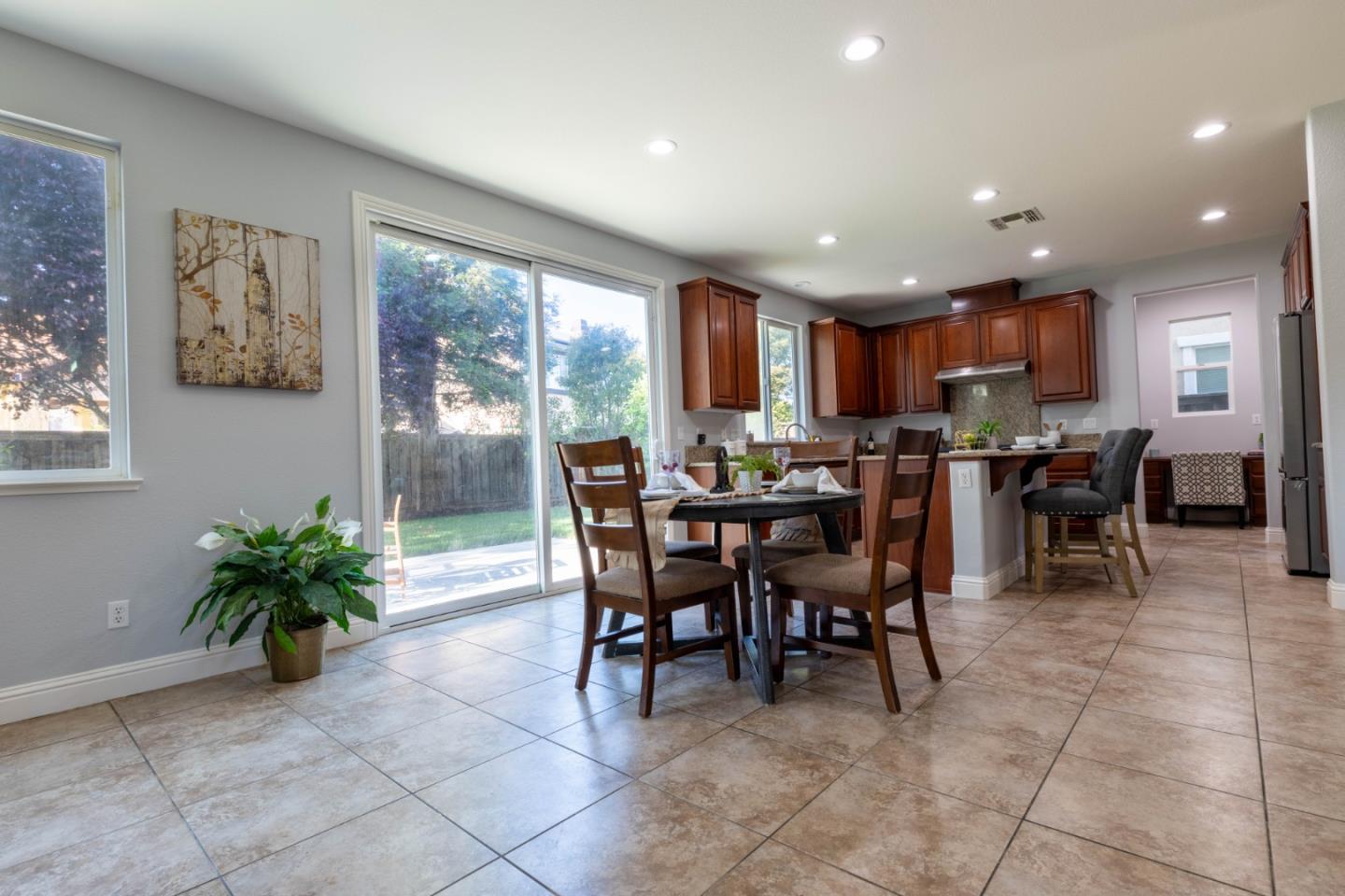 Detail Gallery Image 7 of 55 For 491 Danbury Pl, Lathrop,  CA 95330 - 5 Beds | 3 Baths