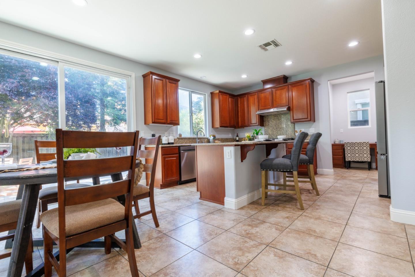 Detail Gallery Image 8 of 55 For 491 Danbury Pl, Lathrop,  CA 95330 - 5 Beds | 3 Baths