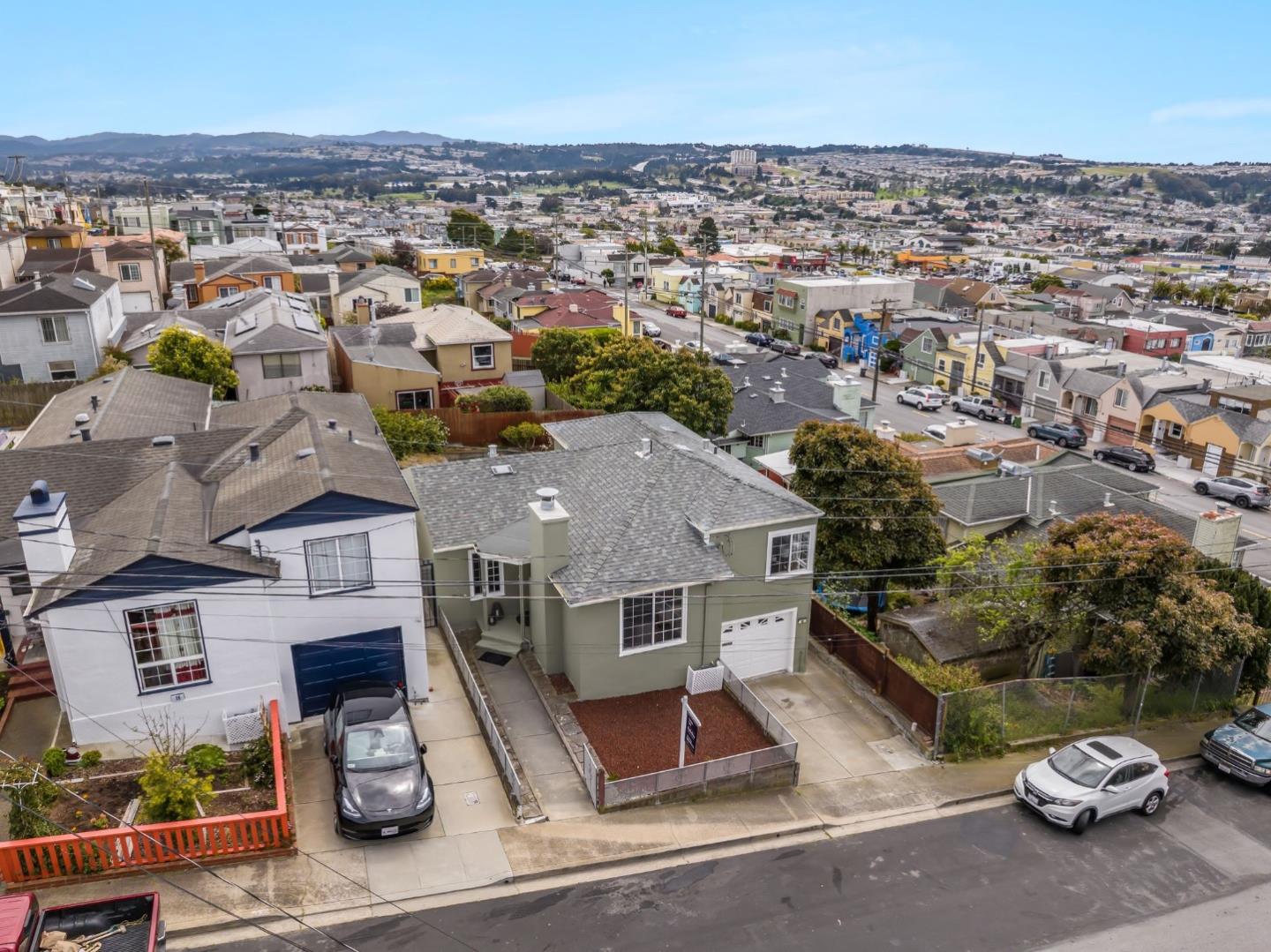 Detail Gallery Image 3 of 33 For 18 Garwood Dr, Daly City,  CA 94014 - 3 Beds | 1 Baths