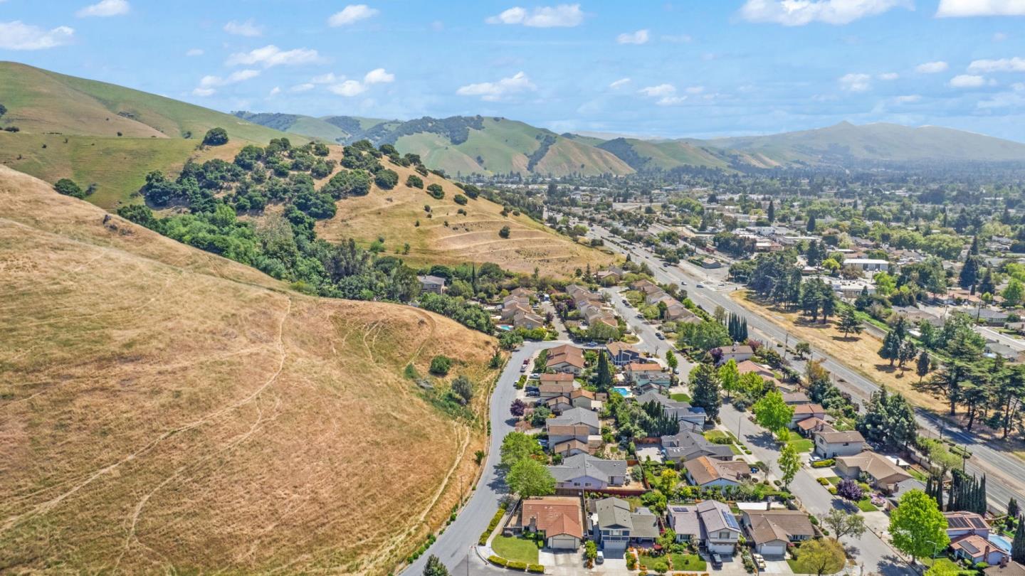 Detail Gallery Image 13 of 25 For 93 Barnes Ln, Fremont,  CA 94536 - 4 Beds | 2 Baths