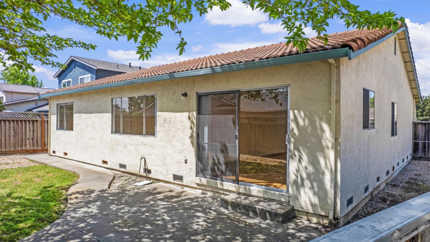 Detail Gallery Image 16 of 25 For 93 Barnes Ln, Fremont,  CA 94536 - 4 Beds | 2 Baths
