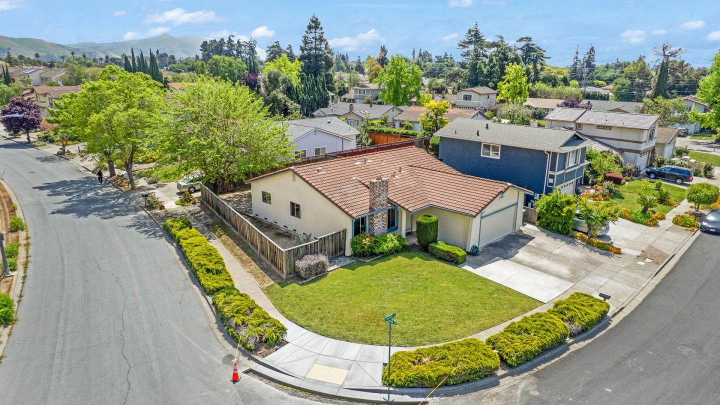 Detail Gallery Image 2 of 25 For 93 Barnes Ln, Fremont,  CA 94536 - 4 Beds | 2 Baths