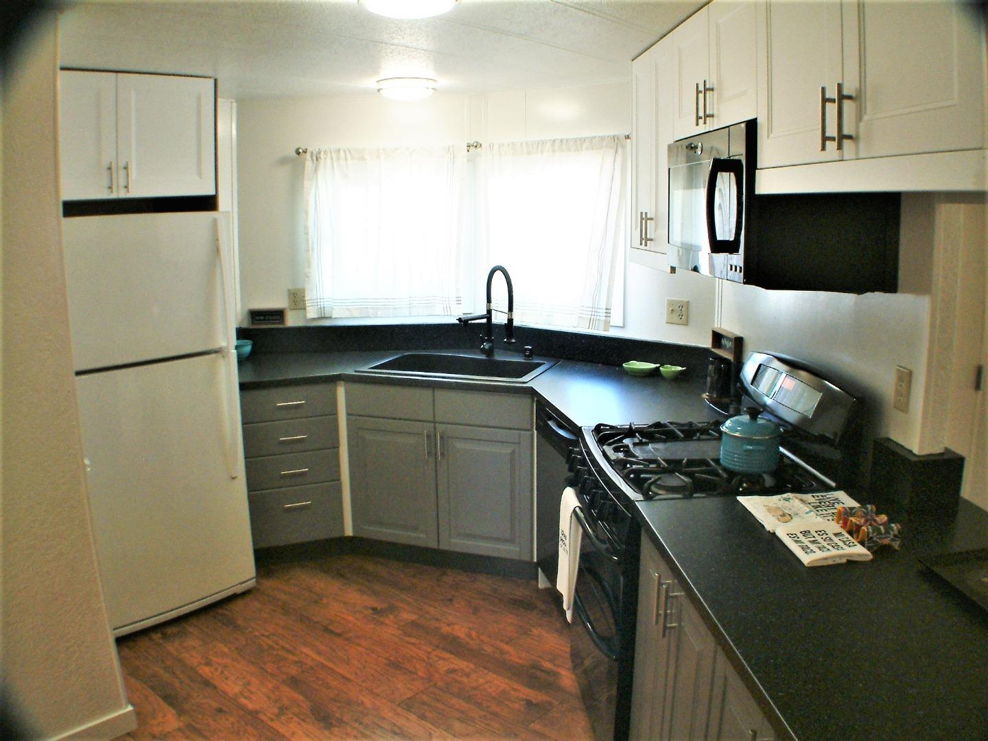 Detail Gallery Image 3 of 28 For 14685 Oka Rd #2,  Los Gatos,  CA 95032 - 2 Beds | 2 Baths