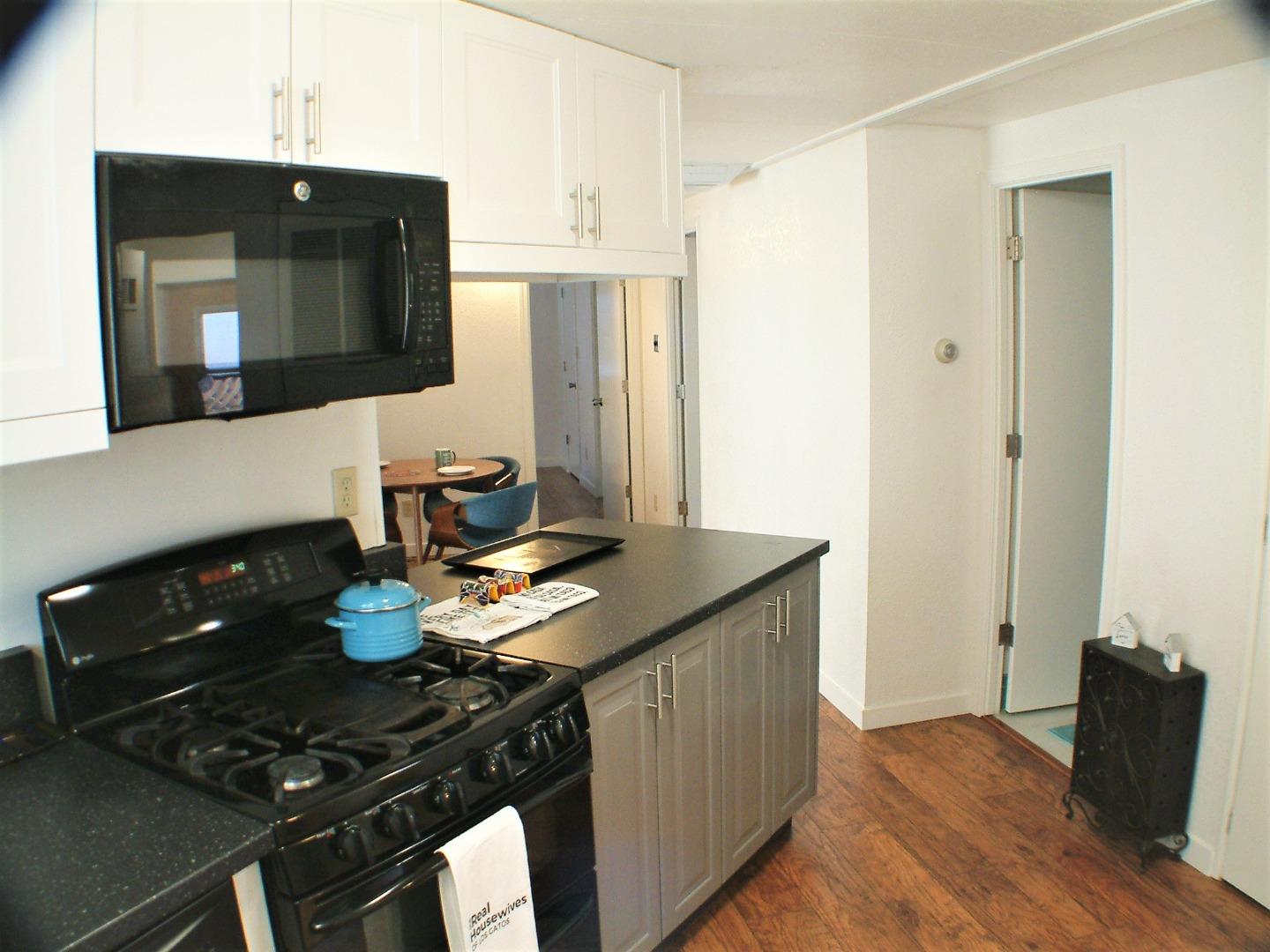Detail Gallery Image 8 of 28 For 14685 Oka Rd #2,  Los Gatos,  CA 95032 - 2 Beds | 2 Baths