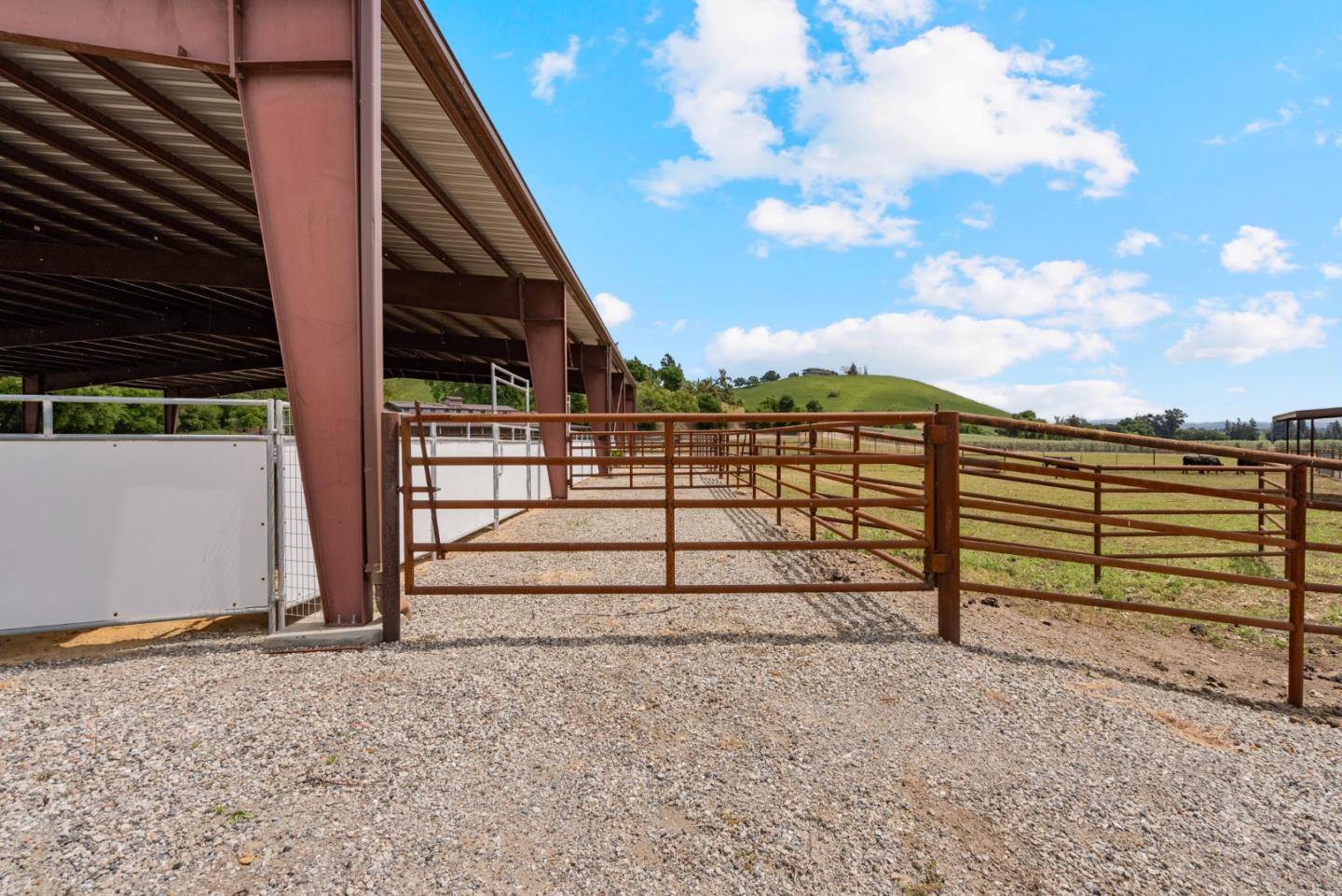 Detail Gallery Image 11 of 67 For 804 Comstock Rd, Hollister,  CA 95023 - 4 Beds | 2 Baths