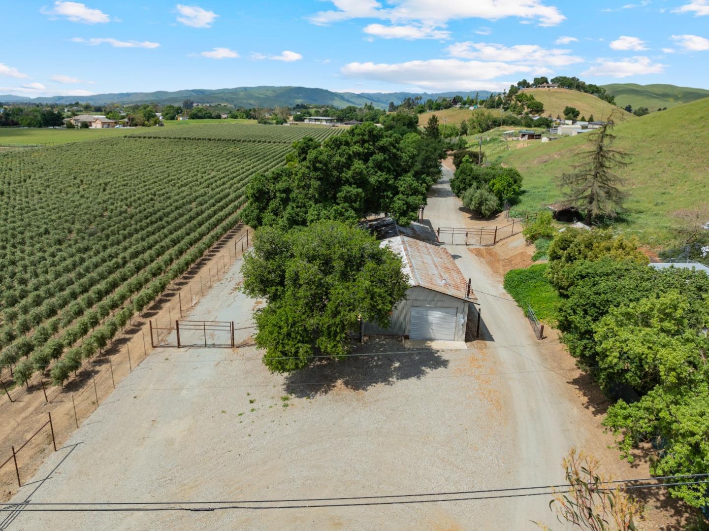 Detail Gallery Image 5 of 67 For 804 Comstock Rd, Hollister,  CA 95023 - 4 Beds | 2 Baths