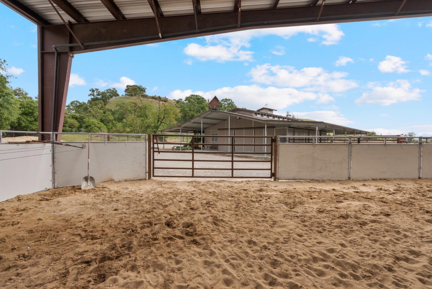 Detail Gallery Image 9 of 67 For 804 Comstock Rd, Hollister,  CA 95023 - 4 Beds | 2 Baths