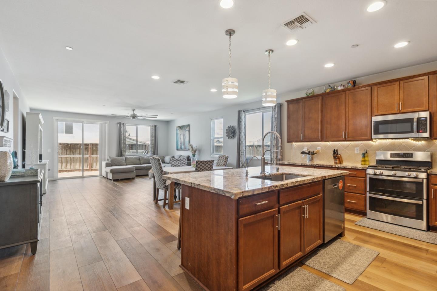 Detail Gallery Image 10 of 50 For 410 Thistle Ct, Hollister,  CA 95023 - 4 Beds | 3 Baths