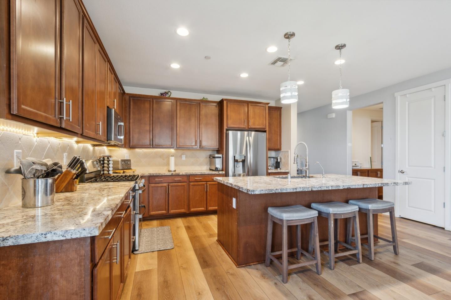 Detail Gallery Image 11 of 50 For 410 Thistle Ct, Hollister,  CA 95023 - 4 Beds | 3 Baths