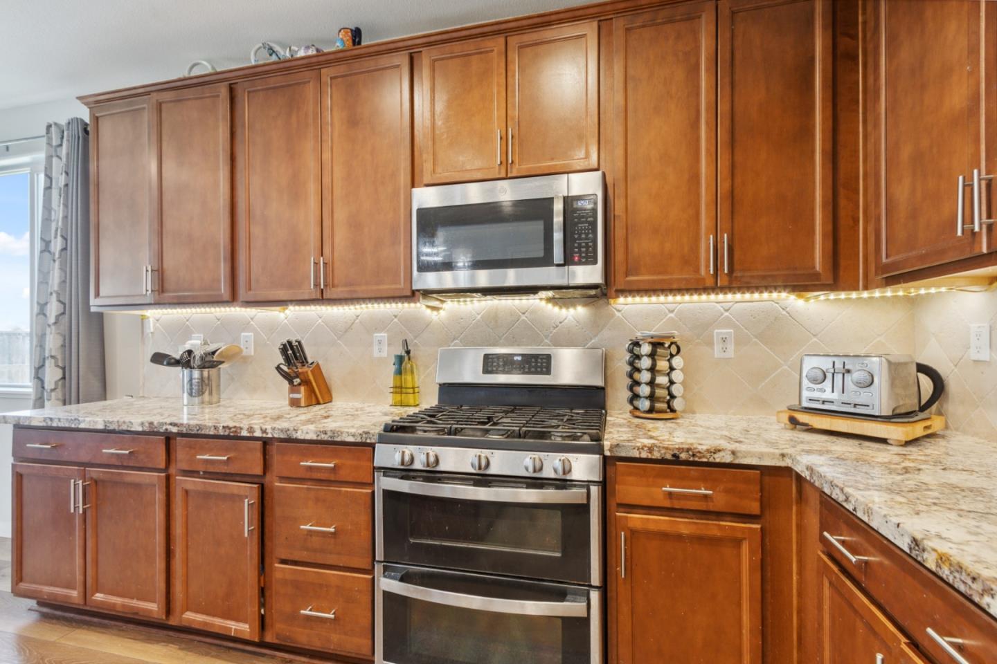Detail Gallery Image 12 of 50 For 410 Thistle Ct, Hollister,  CA 95023 - 4 Beds | 3 Baths