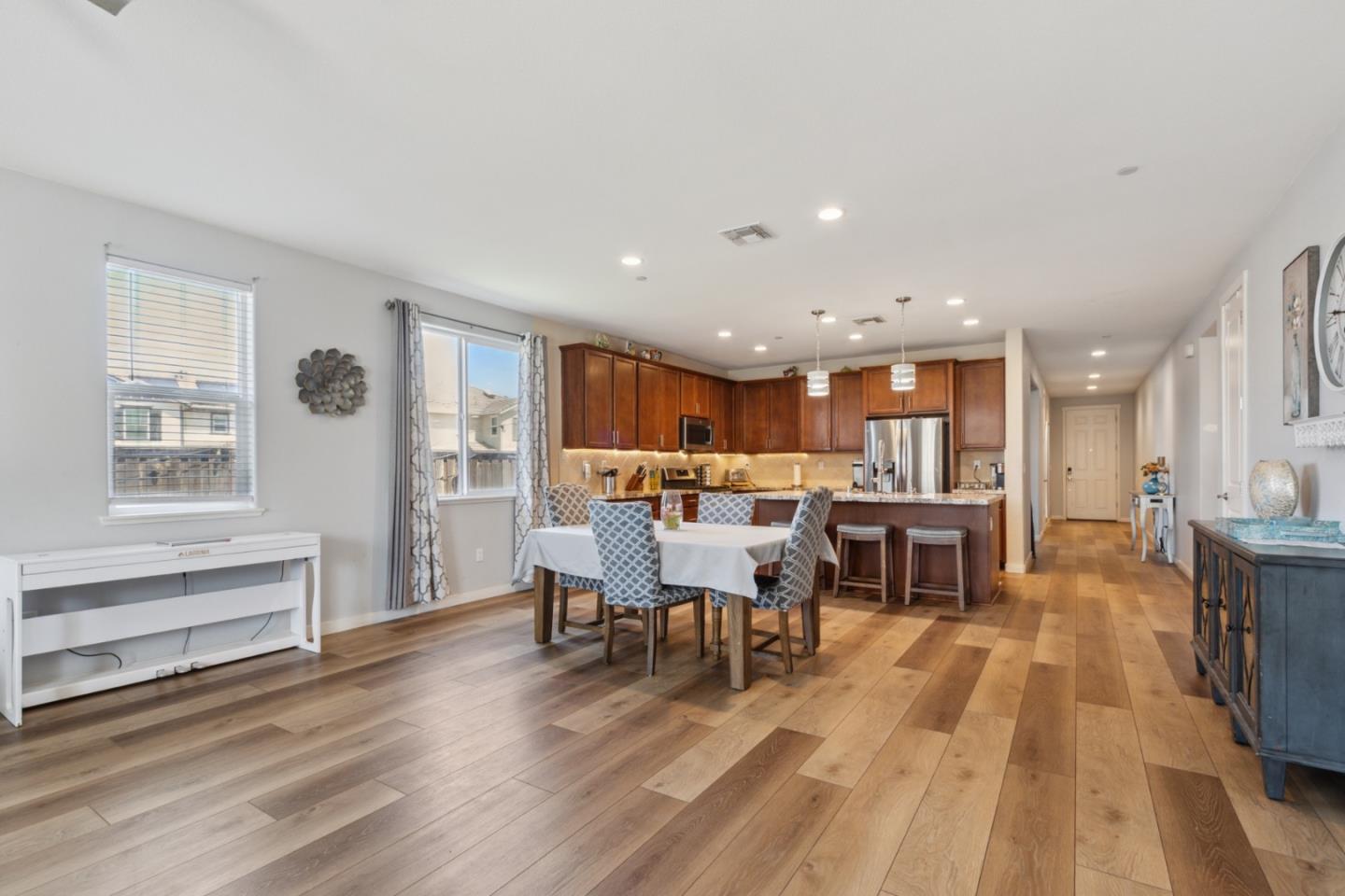 Detail Gallery Image 16 of 50 For 410 Thistle Ct, Hollister,  CA 95023 - 4 Beds | 3 Baths