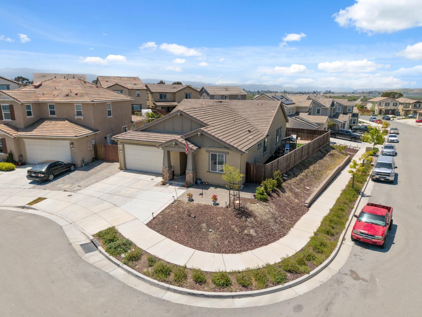 Detail Gallery Image 2 of 50 For 410 Thistle Ct, Hollister,  CA 95023 - 4 Beds | 3 Baths
