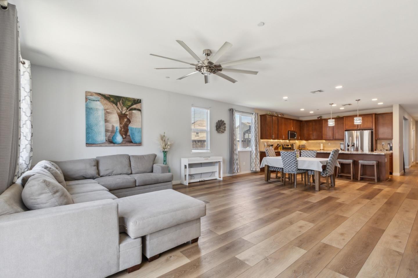 Detail Gallery Image 20 of 50 For 410 Thistle Ct, Hollister,  CA 95023 - 4 Beds | 3 Baths