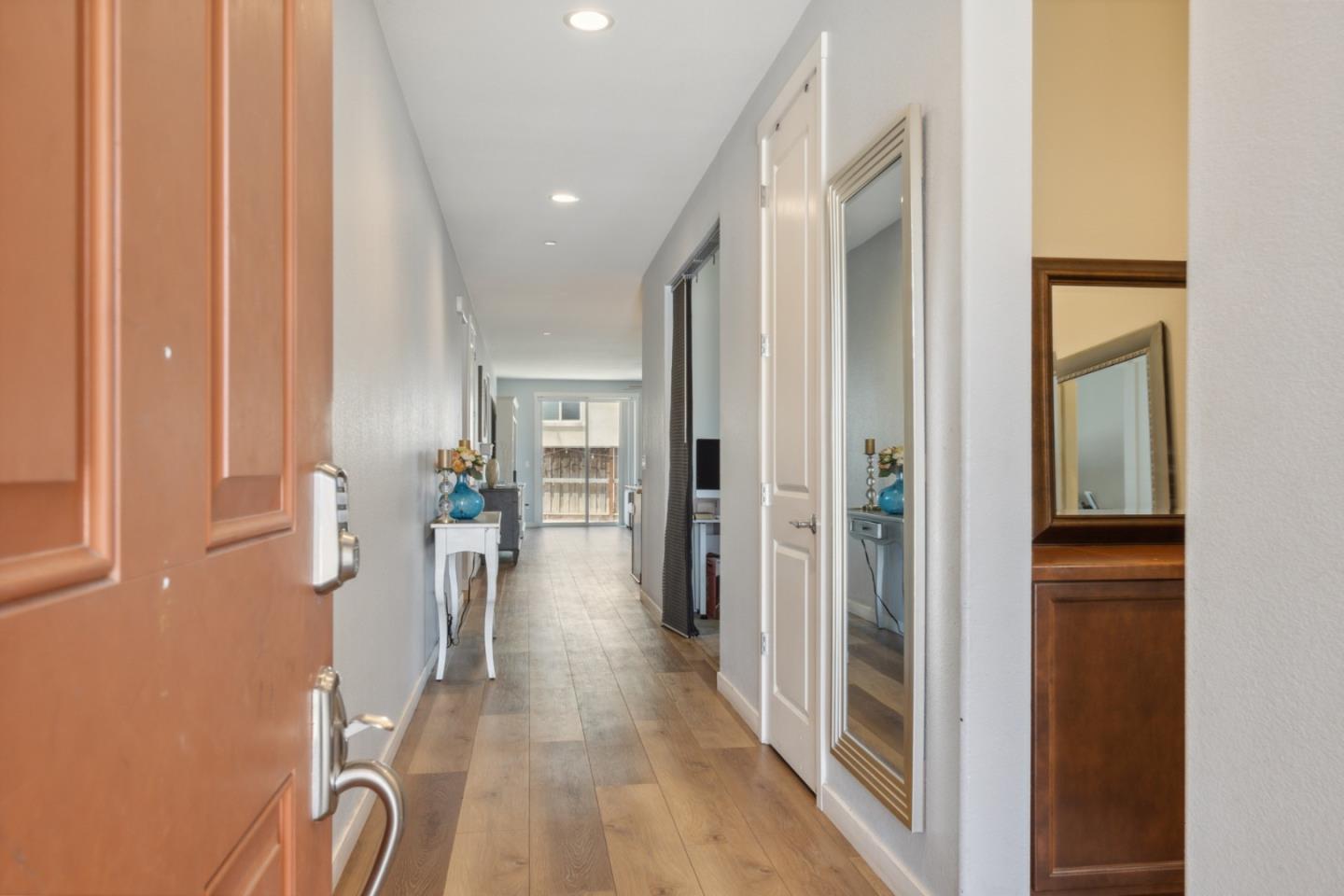 Detail Gallery Image 8 of 50 For 410 Thistle Ct, Hollister,  CA 95023 - 4 Beds | 3 Baths