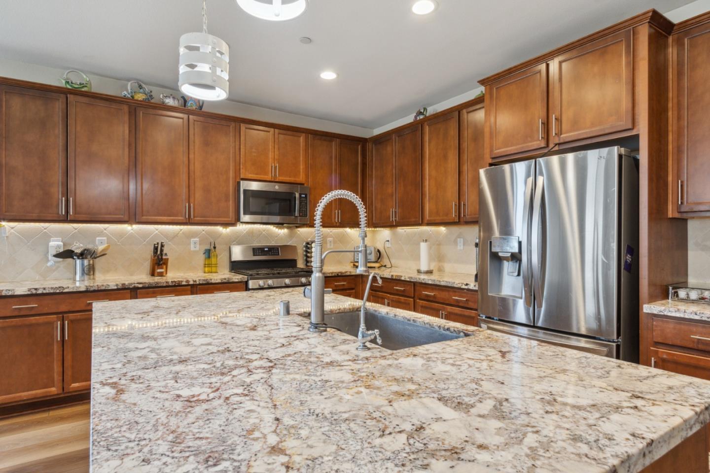 Detail Gallery Image 9 of 50 For 410 Thistle Ct, Hollister,  CA 95023 - 4 Beds | 3 Baths