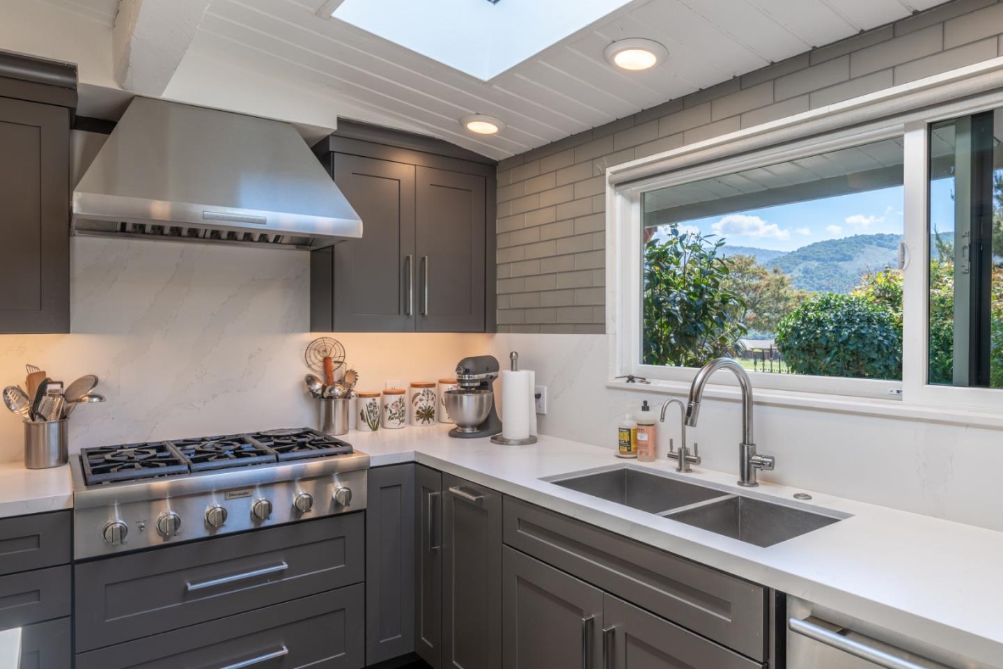 Detail Gallery Image 10 of 55 For 41 Lilac Ln, Carmel Valley,  CA 93924 - 3 Beds | 2/1 Baths