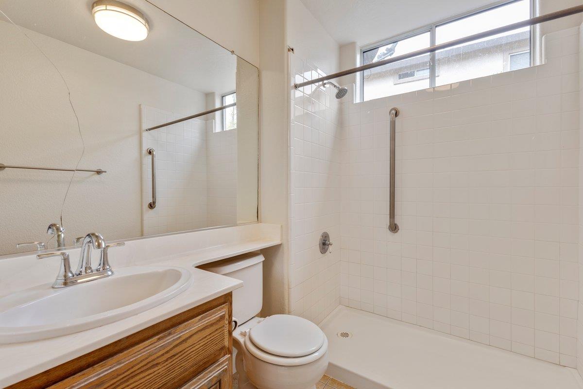 Detail Gallery Image 10 of 40 For 1033 Lewis St, Salinas,  CA 93906 - 5 Beds | 3 Baths
