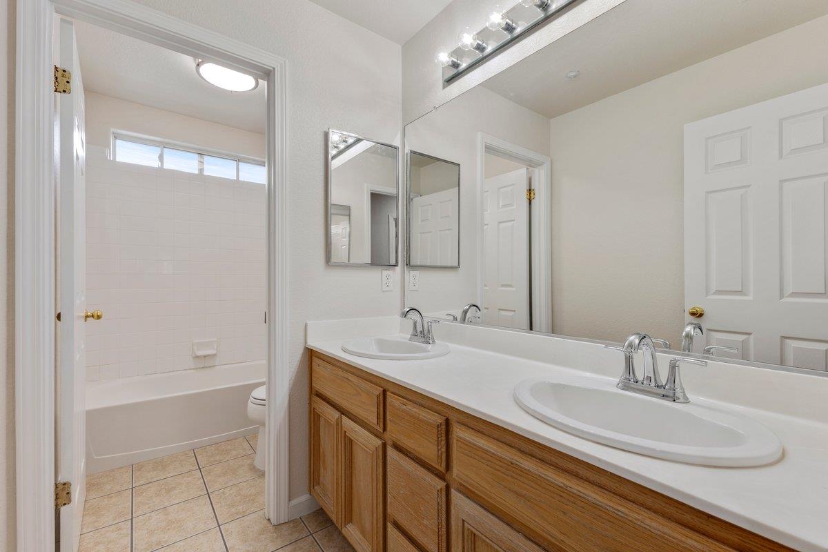 Detail Gallery Image 12 of 40 For 1033 Lewis St, Salinas,  CA 93906 - 5 Beds | 3 Baths