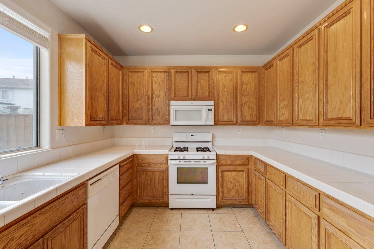 Detail Gallery Image 19 of 40 For 1033 Lewis St, Salinas,  CA 93906 - 5 Beds | 3 Baths
