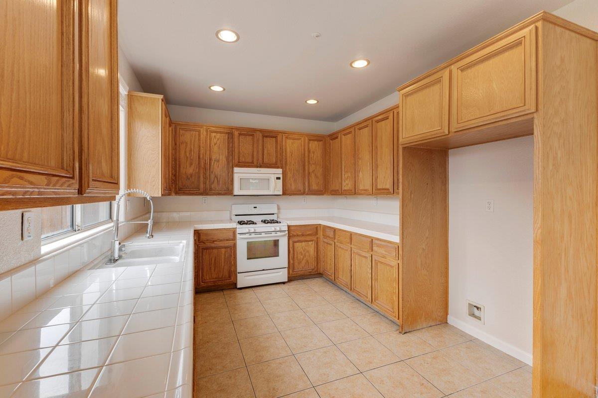 Detail Gallery Image 20 of 40 For 1033 Lewis St, Salinas,  CA 93906 - 5 Beds | 3 Baths