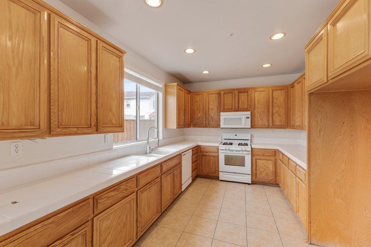 Detail Gallery Image 21 of 40 For 1033 Lewis St, Salinas,  CA 93906 - 5 Beds | 3 Baths