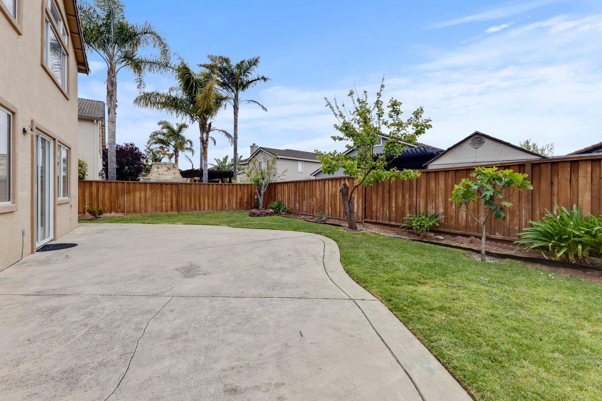 Detail Gallery Image 5 of 40 For 1033 Lewis St, Salinas,  CA 93906 - 5 Beds | 3 Baths