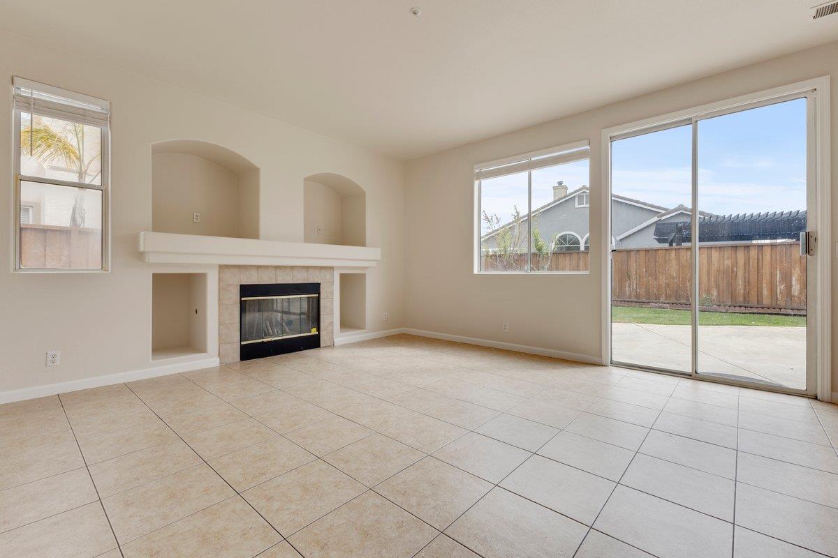 Detail Gallery Image 8 of 40 For 1033 Lewis St, Salinas,  CA 93906 - 5 Beds | 3 Baths