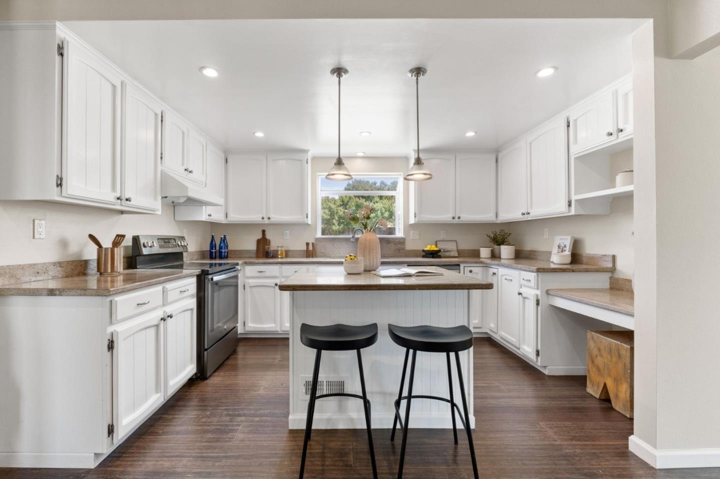 Detail Gallery Image 13 of 68 For 10980 New Ave, Gilroy,  CA 95020 - 5 Beds | 3/1 Baths