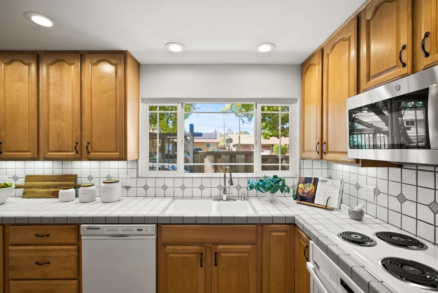 Detail Gallery Image 17 of 54 For 1175 Ravenscourt Ave, San Jose,  CA 95128 - 4 Beds | 2 Baths