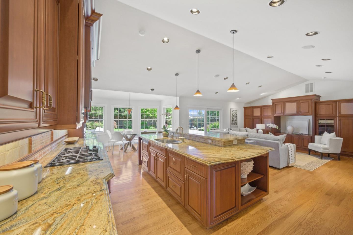 Detail Gallery Image 12 of 37 For 13165 Ten Oak Ct, Saratoga,  CA 95070 - 4 Beds | 2/1 Baths