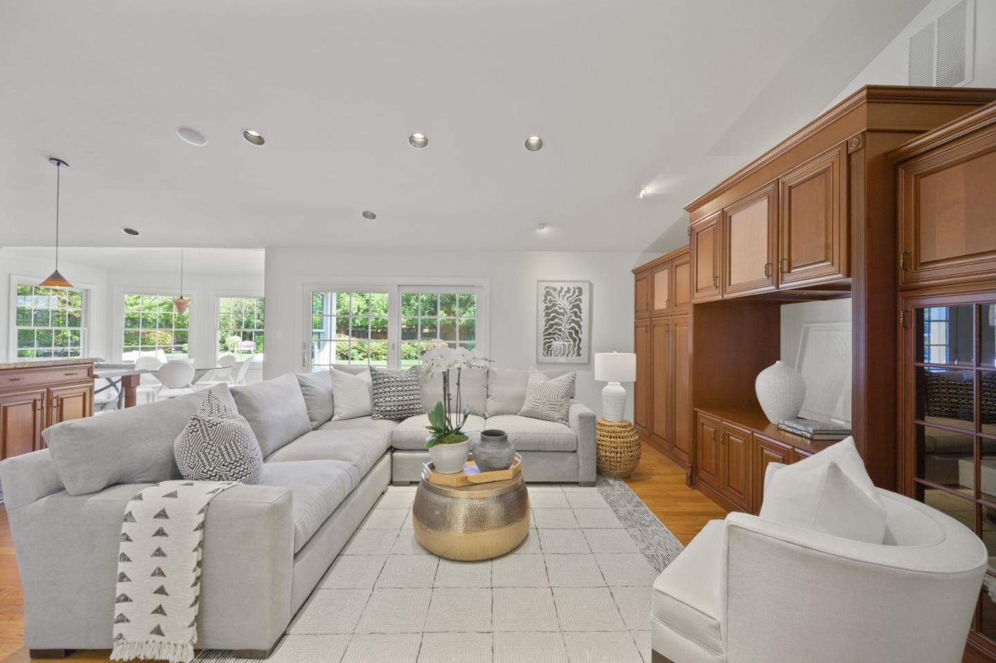 Detail Gallery Image 13 of 37 For 13165 Ten Oak Ct, Saratoga,  CA 95070 - 4 Beds | 2/1 Baths
