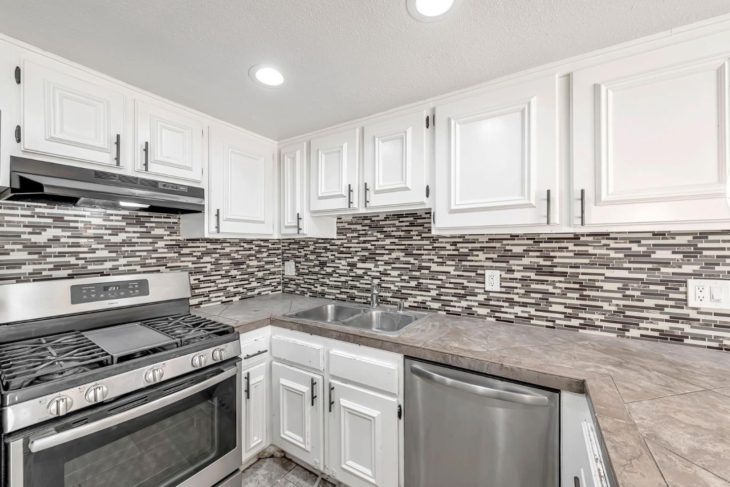 Detail Gallery Image 2 of 36 For 1772 De Marietta Ave, San Jose,  CA 95126 - 2 Beds | 2 Baths