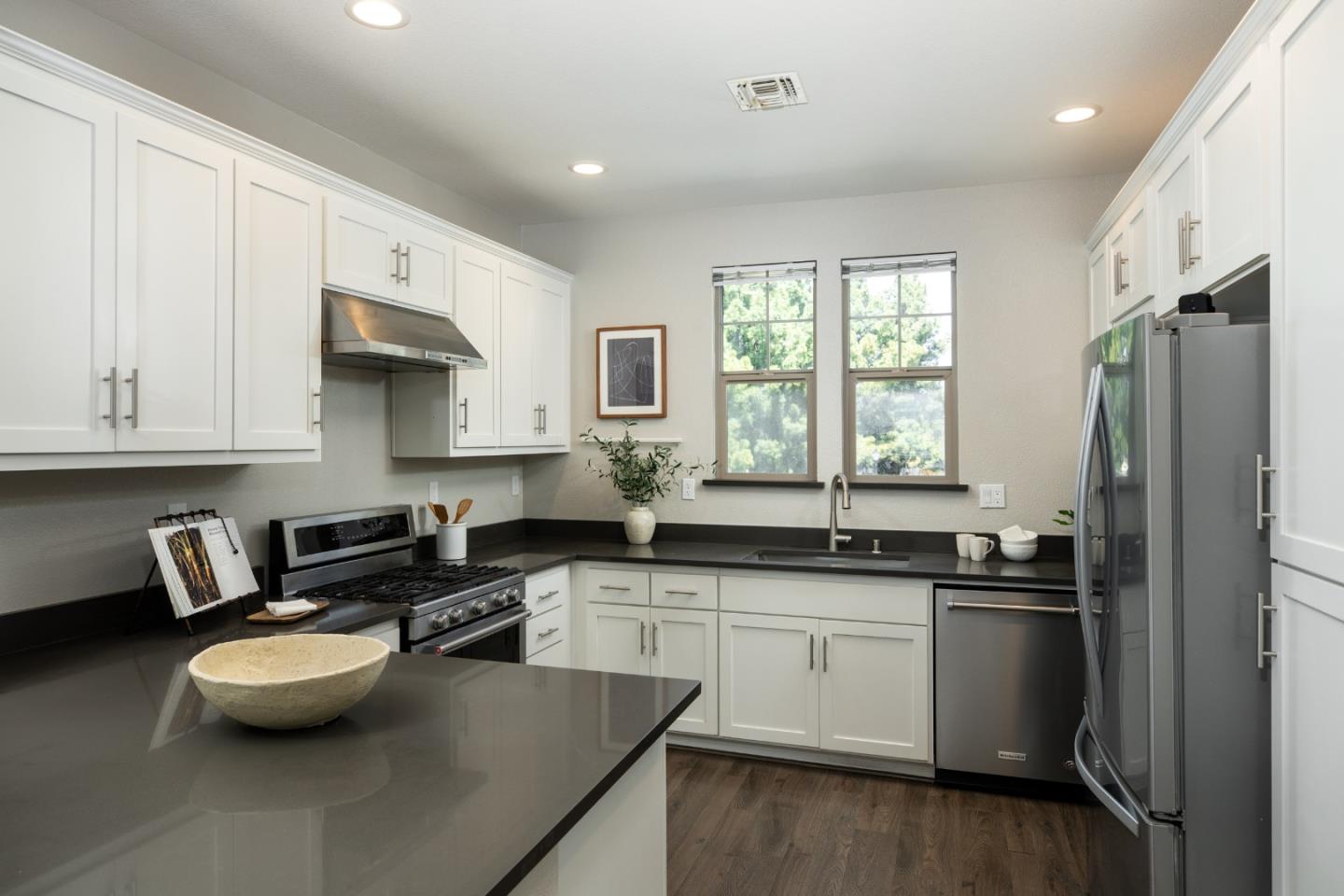 Detail Gallery Image 11 of 29 For 3522 Pyramid Way, Mountain View,  CA 94043 - 4 Beds | 4 Baths