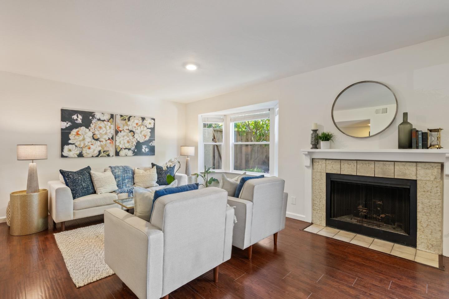 Detail Gallery Image 4 of 26 For 1354 Dale Ave #1,  Mountain View,  CA 94040 - 2 Beds | 2/1 Baths