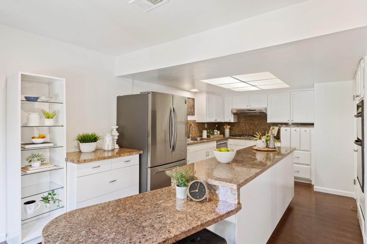 Detail Gallery Image 5 of 26 For 1354 Dale Ave #1,  Mountain View,  CA 94040 - 2 Beds | 2/1 Baths