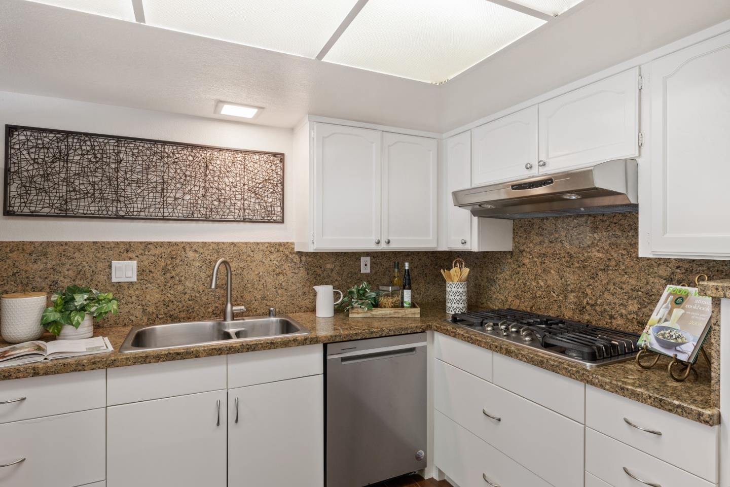 Detail Gallery Image 7 of 26 For 1354 Dale Ave #1,  Mountain View,  CA 94040 - 2 Beds | 2/1 Baths